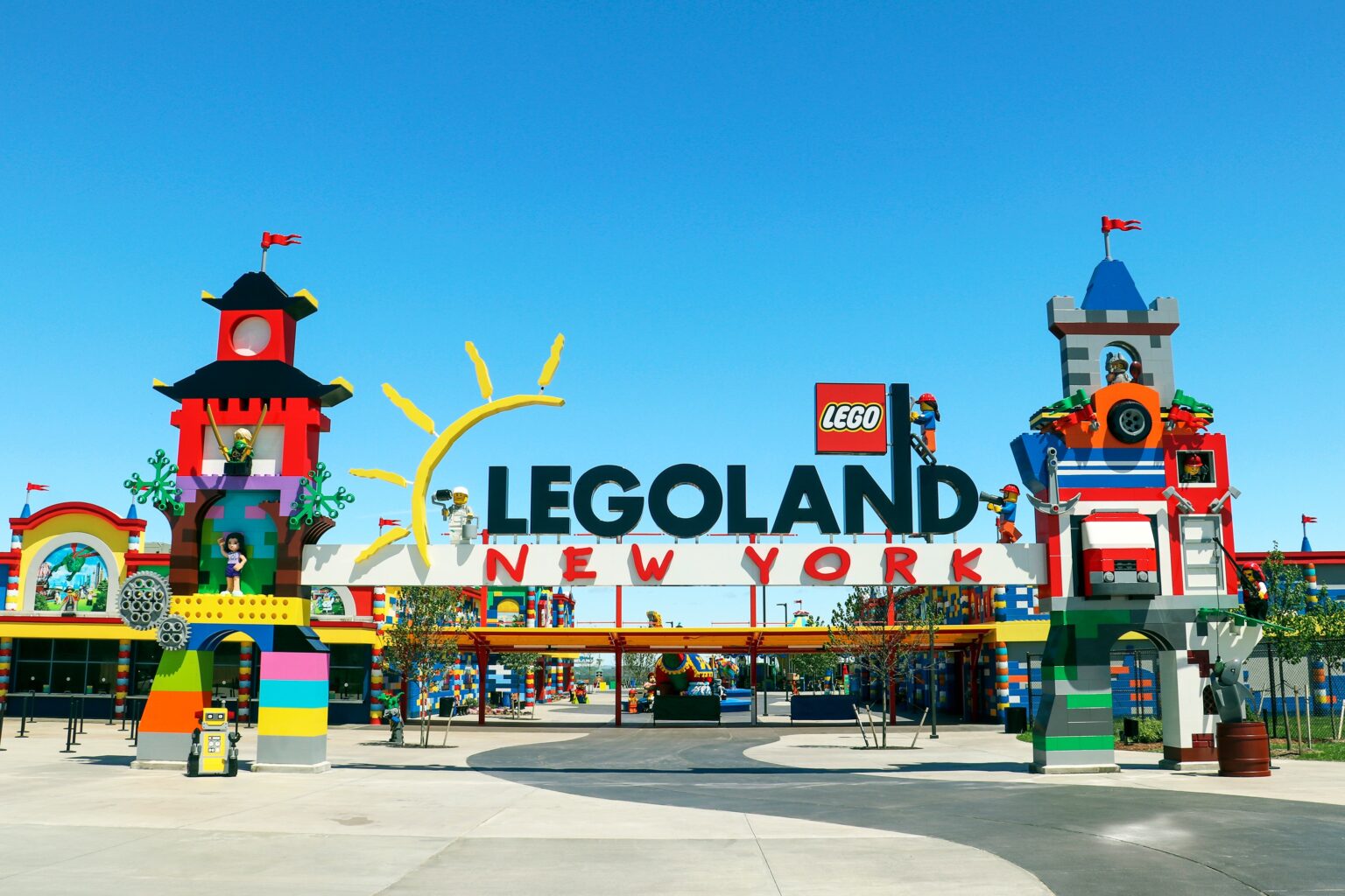 Legoland-New-York-Resort-Entrance-Photo-courtesy-of-Legoland-New-York-Resort-1536x1024.jpg
